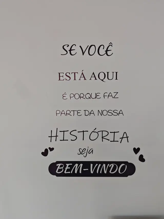Mensagem pintada na parede da entrada: Se você está aqui é porque faz parte da nossa história. Seja bem-vindo.