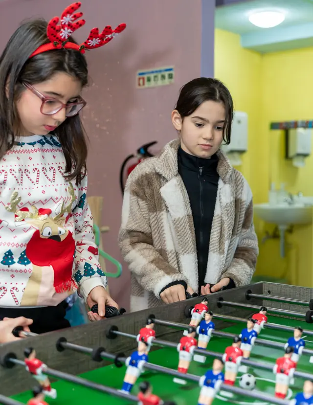 Crianças a jogar matraquilhos.